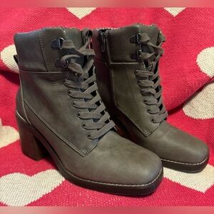 Crown Vintage Holliss Lace Up Ankle Booties (9M) Like New Condition!
